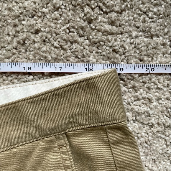 Dockers | Levi Strauss | Khaki Shorts | Size 36 | Pockets - Picture 4 of 5